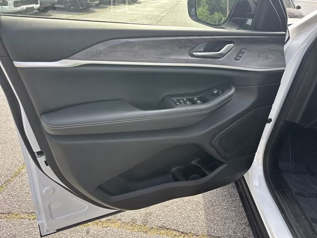 2023 Bright White Clearcoat Jeep Grand Cherokee Limited RWD SUV