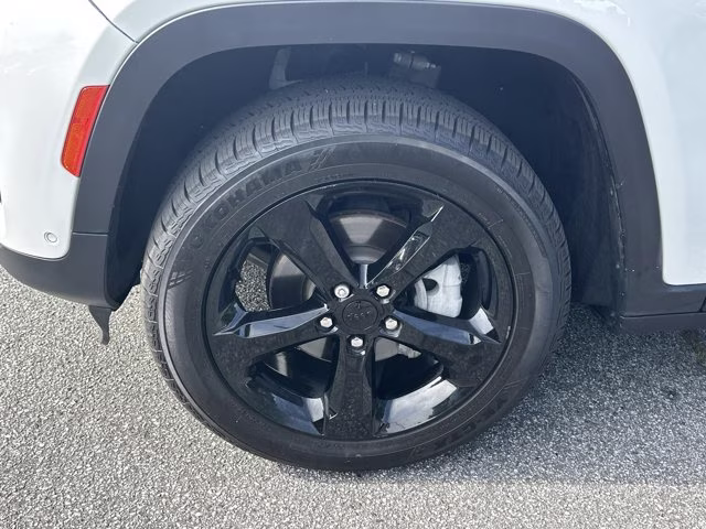 2023 Bright White Clearcoat Jeep Grand Cherokee Limited RWD SUV
