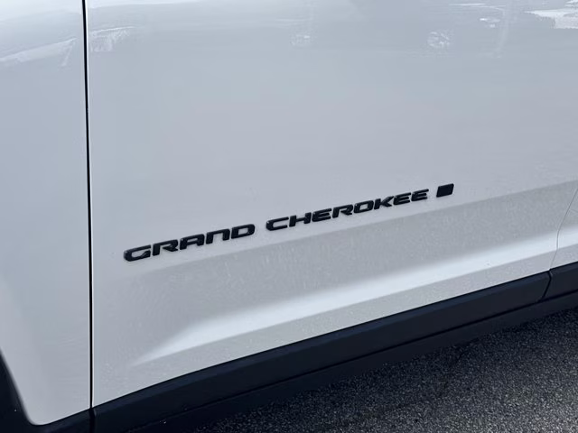 2023 Bright White Clearcoat Jeep Grand Cherokee Limited RWD SUV