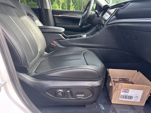 2023 Bright White Clearcoat Jeep Grand Cherokee Limited RWD SUV