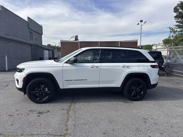 2023 Bright White Clearcoat Jeep Grand Cherokee Limited RWD SUV