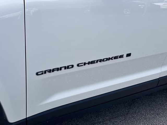 2023 Bright White Clearcoat Jeep Grand Cherokee Limited RWD SUV
