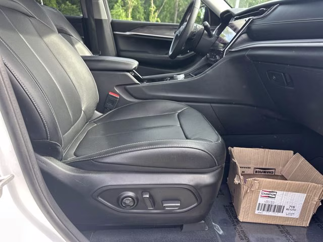 2023 Bright White Clearcoat Jeep Grand Cherokee Limited RWD SUV
