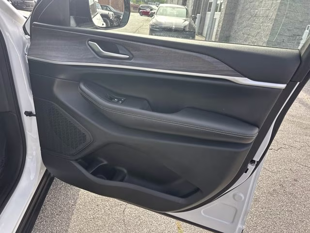 2023 Bright White Clearcoat Jeep Grand Cherokee Limited RWD SUV
