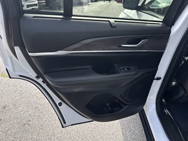 2023 Bright White Clearcoat Jeep Grand Cherokee Limited RWD SUV