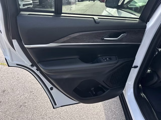 2023 Bright White Clearcoat Jeep Grand Cherokee Limited RWD SUV