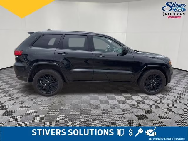 2021 Diamond Black Crystal Pearlcoat Jeep Grand Cherokee Laredo X 4X4 SUV