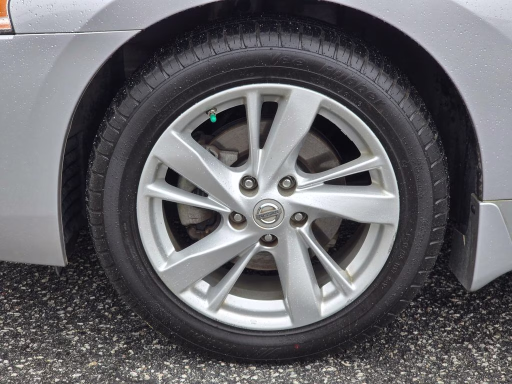 2015 Brilliant Silver Metallic Nissan Altima 2.5 SV FWD Sedan