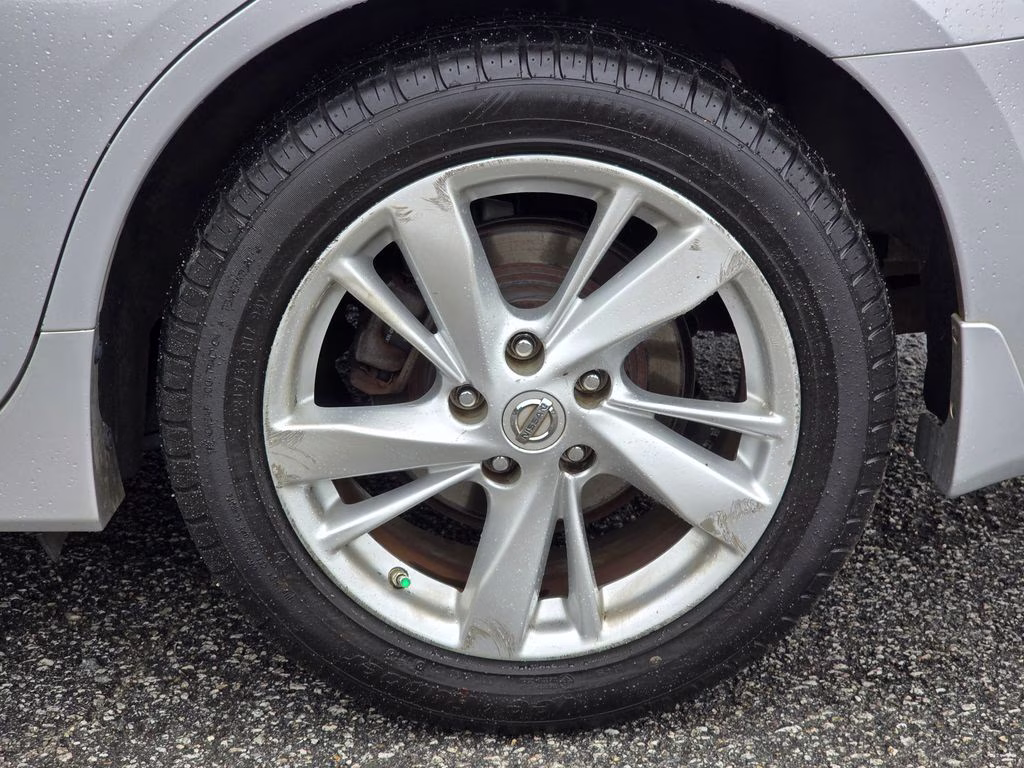 2015 Brilliant Silver Metallic Nissan Altima 2.5 SV FWD Sedan