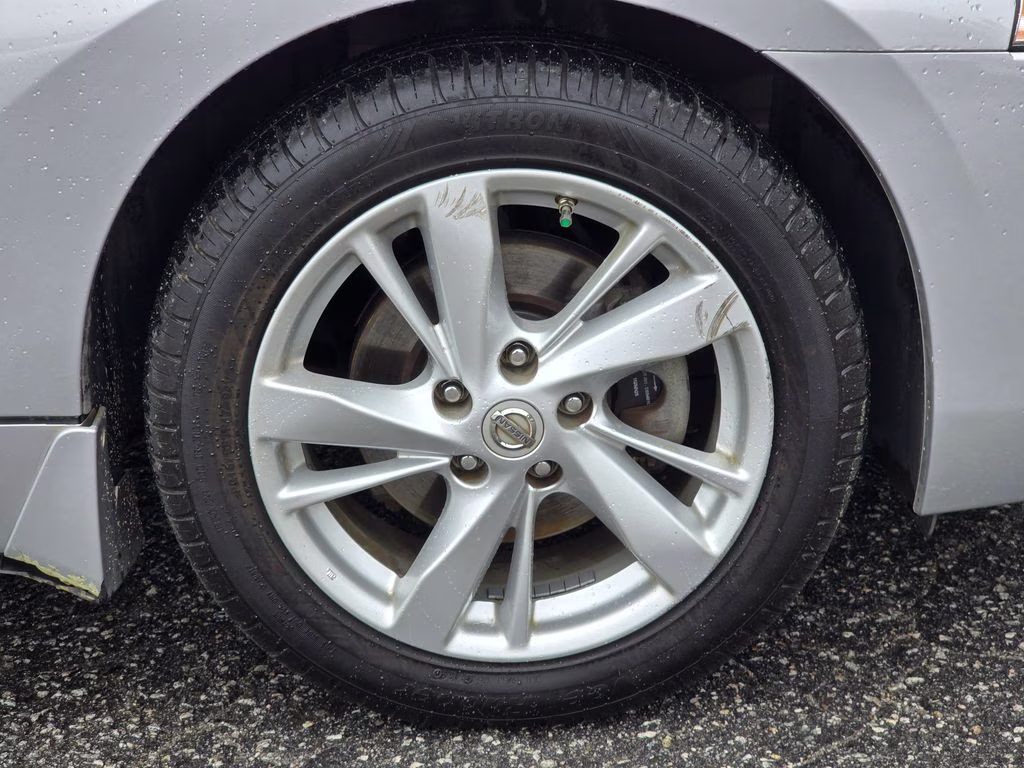 2015 Brilliant Silver Metallic Nissan Altima 2.5 SV FWD Sedan