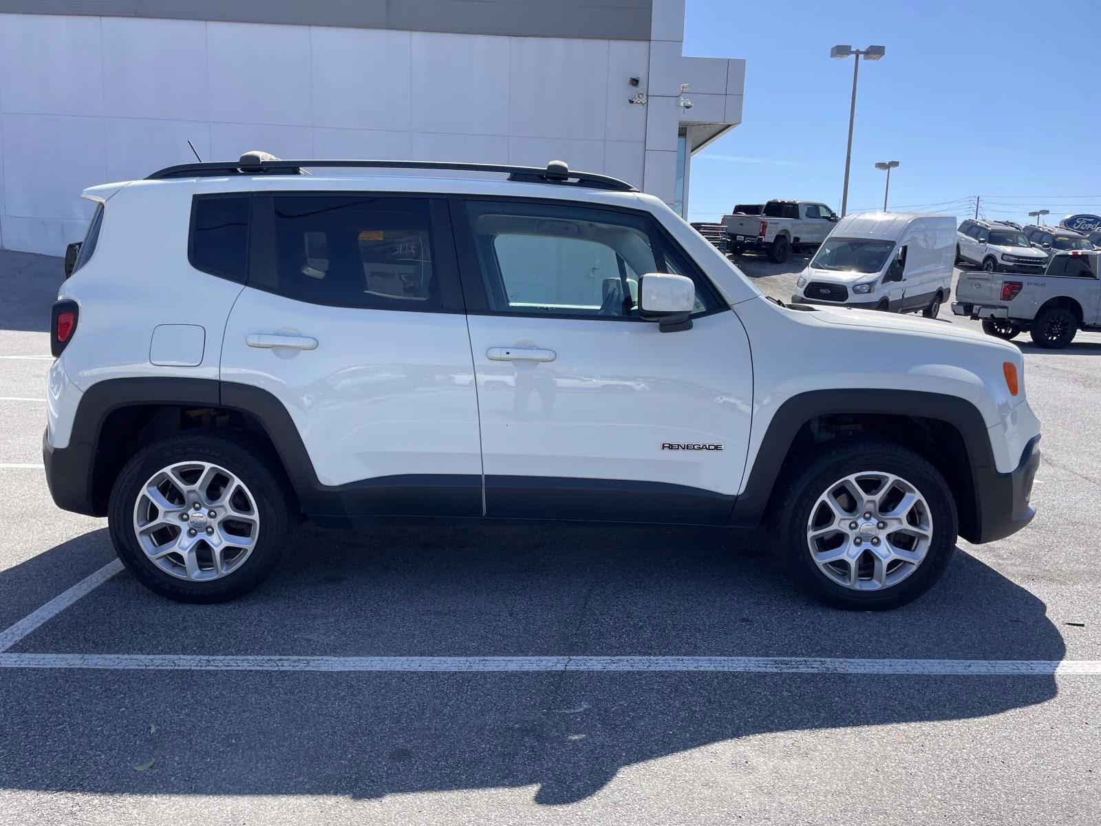2017 Alpine White Jeep Renegade Latitude 4X4 SUV