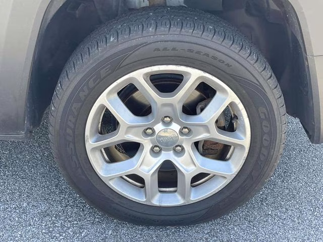 2017 Alpine White Jeep Renegade Latitude 4X4 SUV