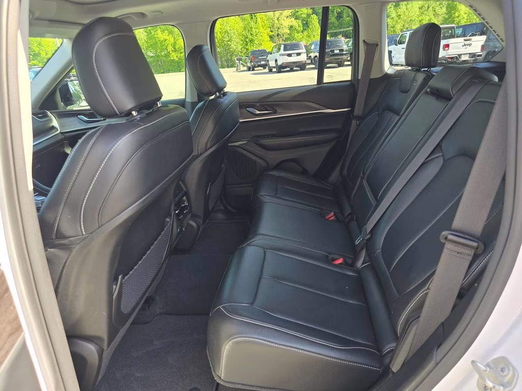 2023 Bright White Clearcoat Jeep Grand Cherokee Limited 4X4 SUV