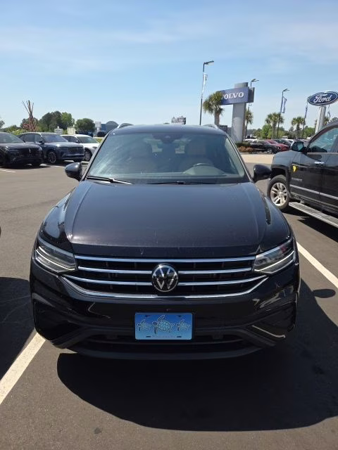 2024 Deep Black Pearl Volkswagen Tiguan 2.0T SE FWD SUV