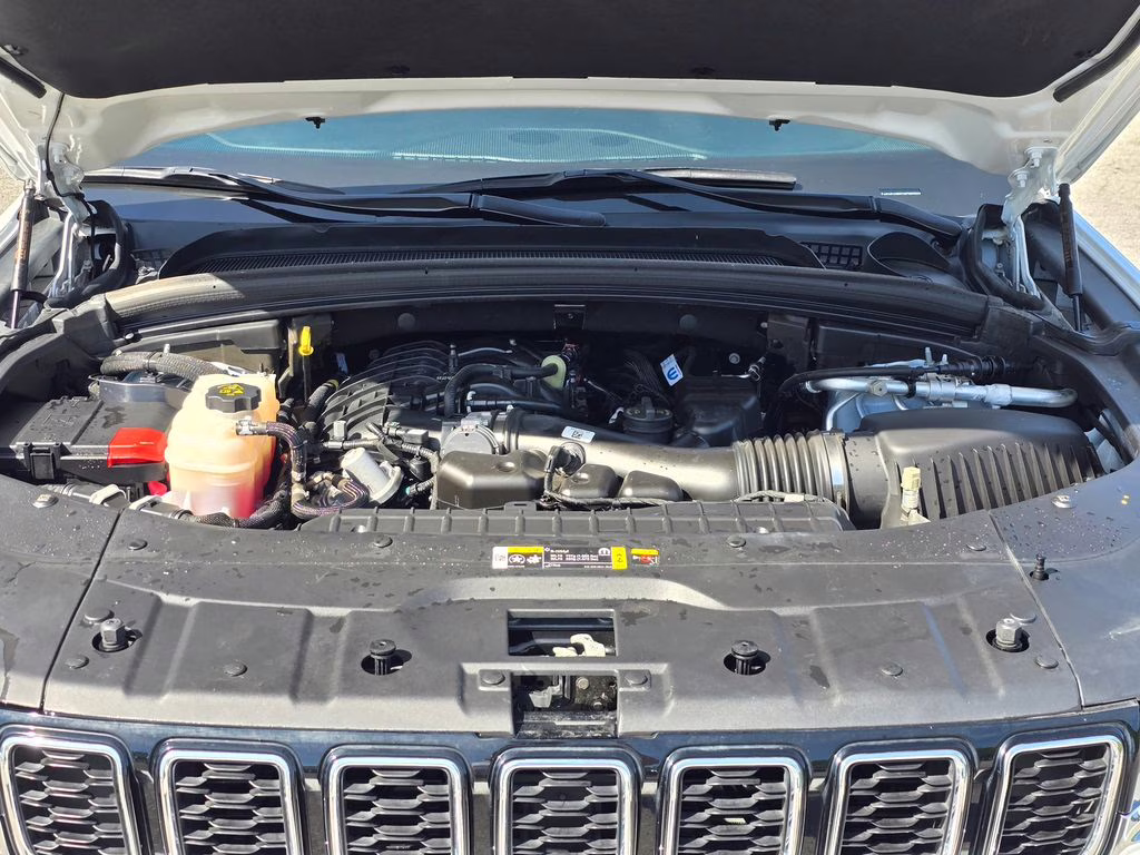 2023 Bright White Clearcoat Jeep Grand Cherokee Limited 4X4 SUV