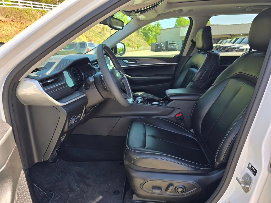 2023 Bright White Clearcoat Jeep Grand Cherokee Limited 4X4 SUV