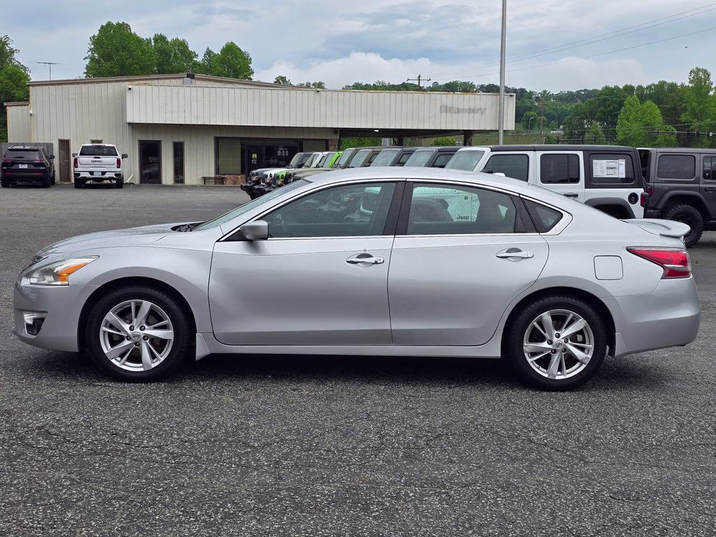 2015 Brilliant Silver Metallic Nissan Altima 2.5 SV FWD Sedan