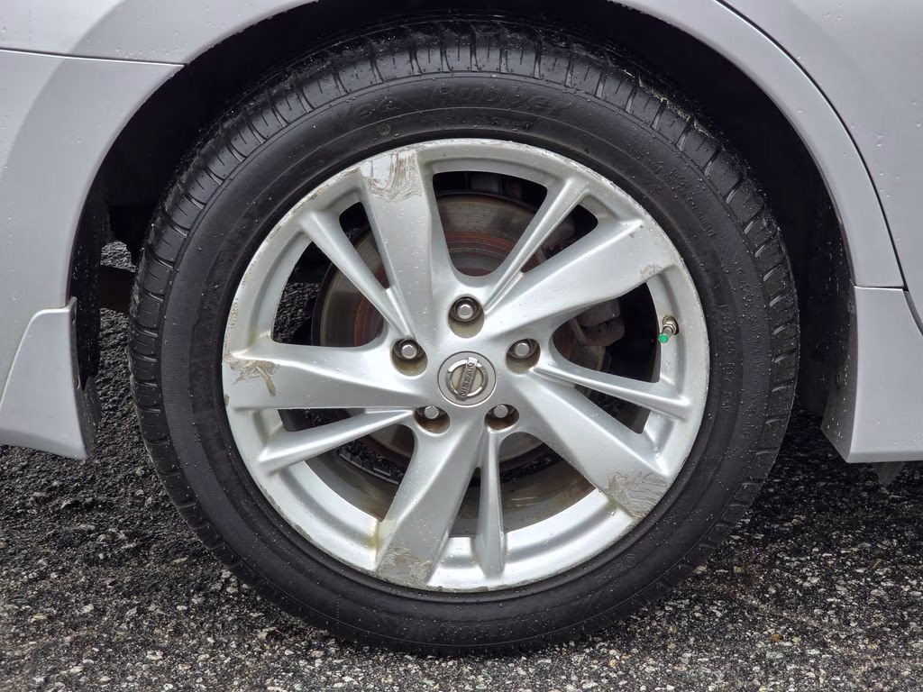 2015 Brilliant Silver Metallic Nissan Altima 2.5 SV FWD Sedan