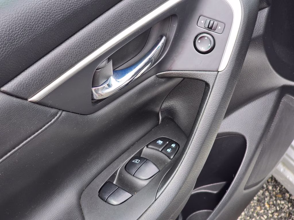 2015 Brilliant Silver Metallic Nissan Altima 2.5 SV FWD Sedan