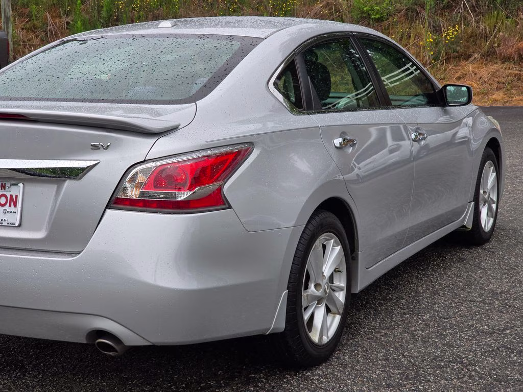 2015 Brilliant Silver Metallic Nissan Altima 2.5 SV FWD Sedan