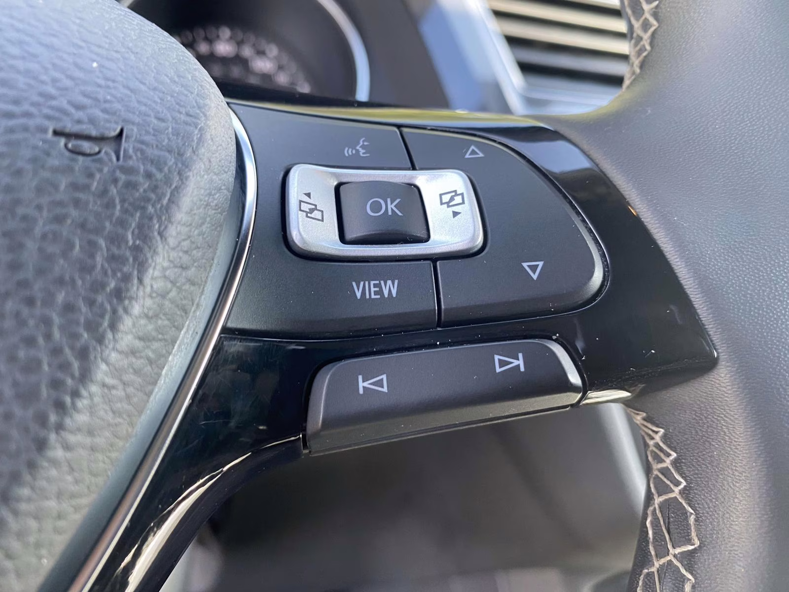 2021 Pyrite Silver Metallic Volkswagen Tiguan 2.0T SE AWD SUV