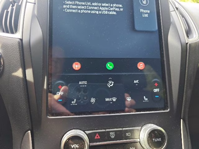 2022 Star White Metallic Tri-Coat Ford Edge ST Line AWD SUV