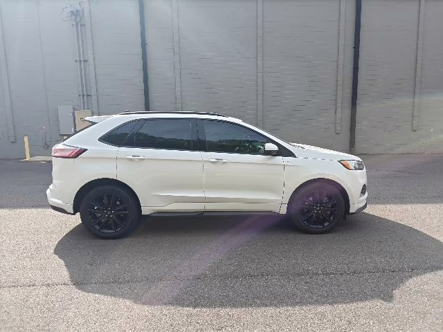 2022 Star White Metallic Tri-Coat Ford Edge ST Line AWD SUV