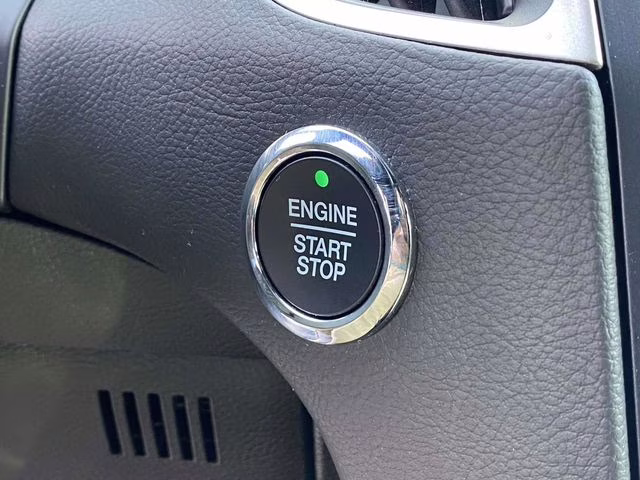 2022 Star White Metallic Tri-Coat Ford Edge ST Line AWD SUV