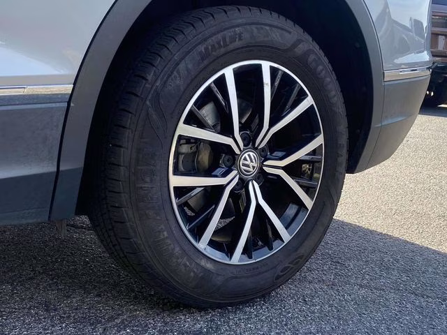 2021 Pyrite Silver Metallic Volkswagen Tiguan 2.0T SE AWD SUV