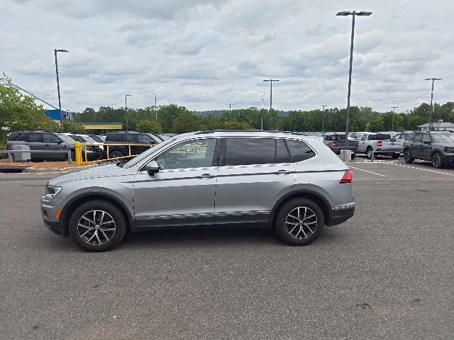 2021 Pyrite Silver Metallic Volkswagen Tiguan 2.0T SE AWD SUV