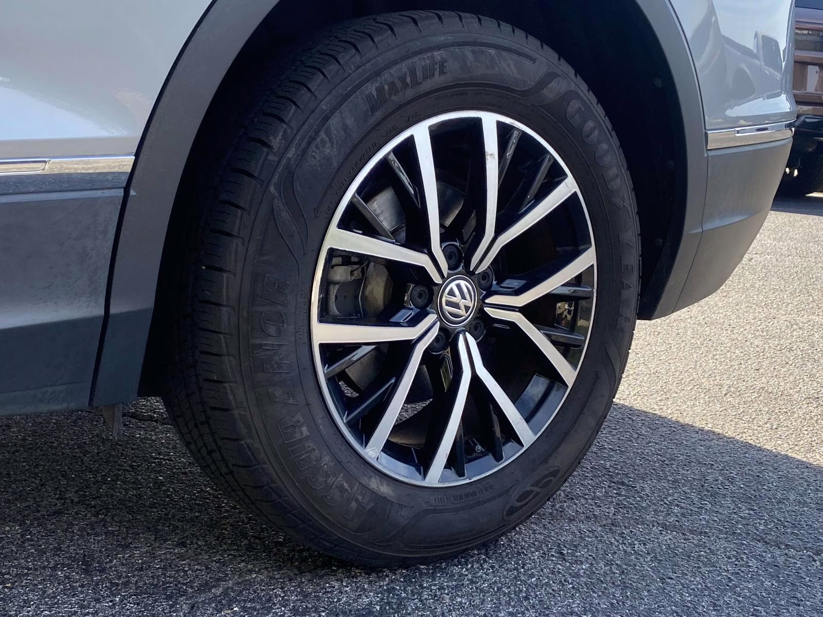 2021 Pyrite Silver Metallic Volkswagen Tiguan 2.0T SE AWD SUV