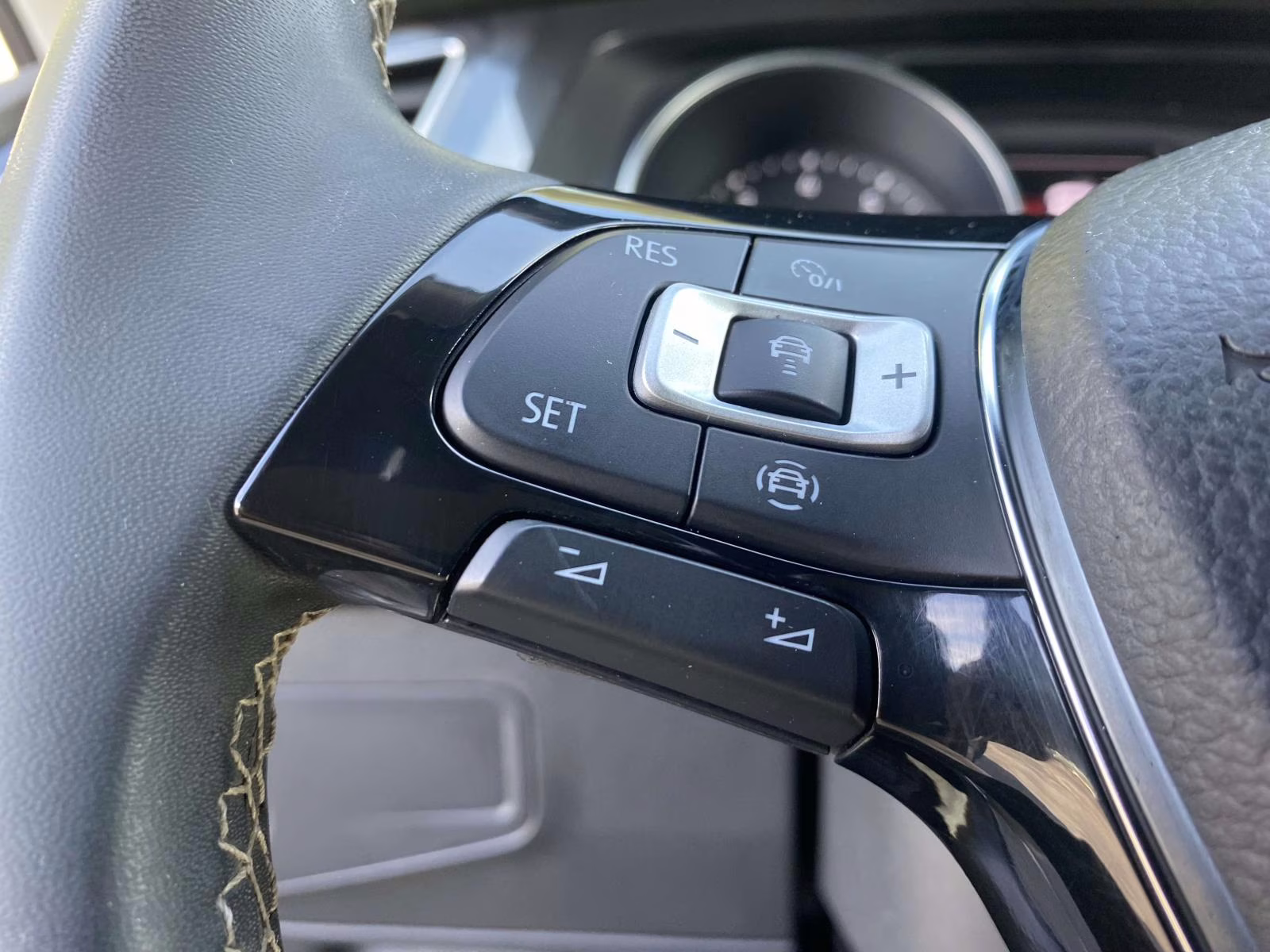 2021 Pyrite Silver Metallic Volkswagen Tiguan 2.0T SE AWD SUV