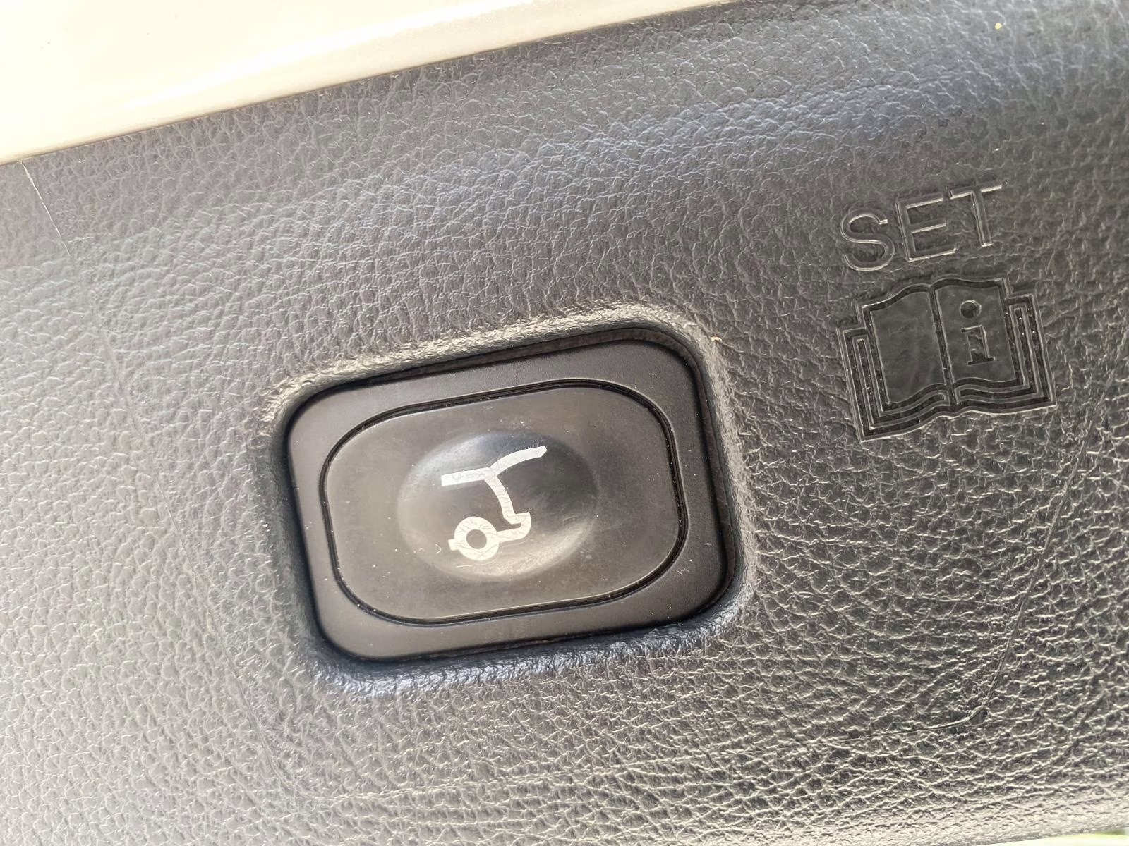 2022 Star White Metallic Tri-Coat Ford Edge ST Line AWD SUV