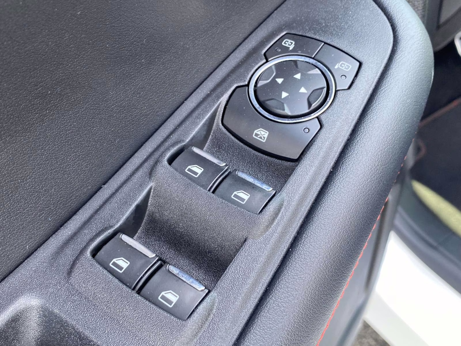 2022 Star White Metallic Tri-Coat Ford Edge ST Line AWD SUV