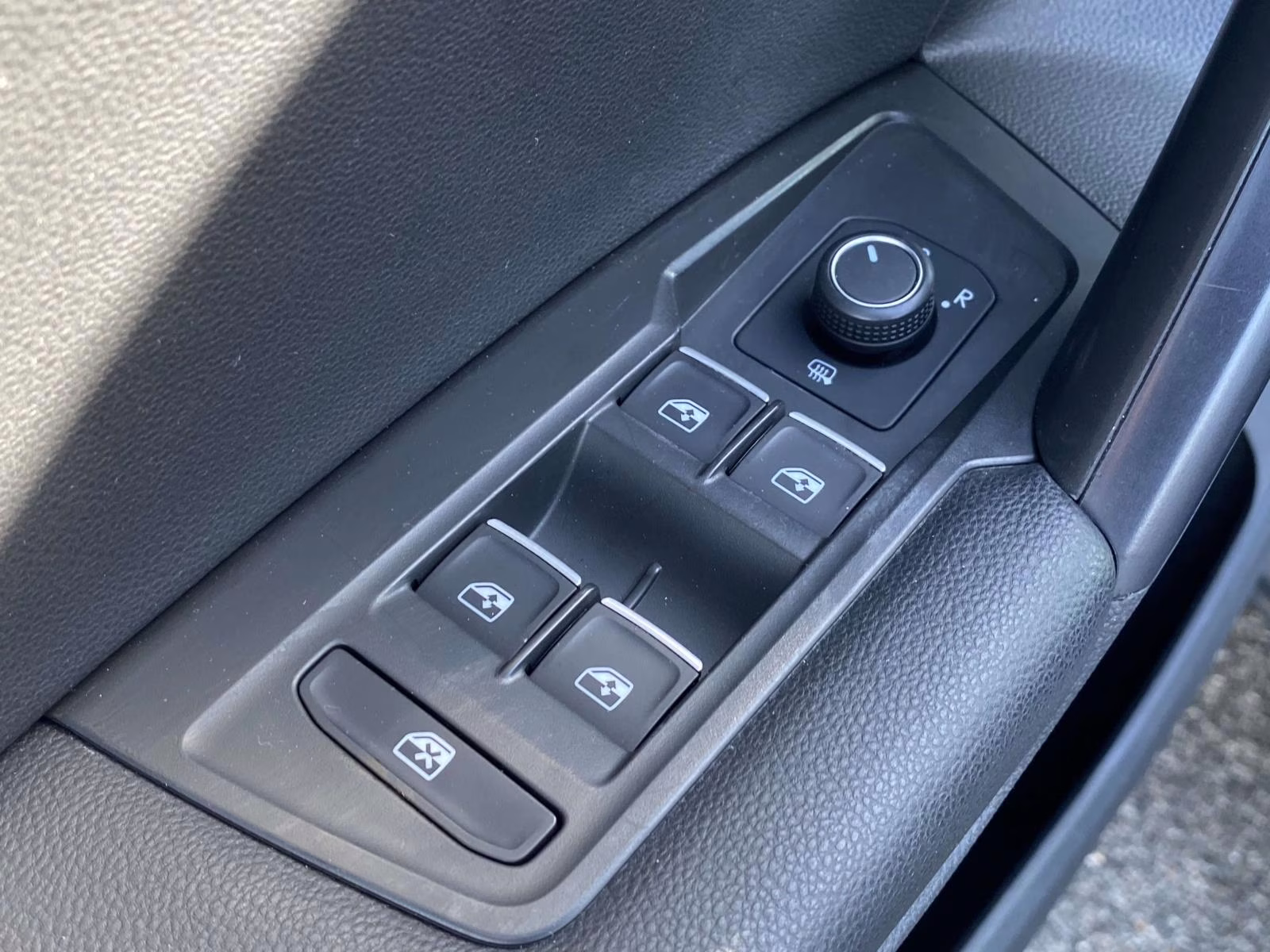 2021 Pyrite Silver Metallic Volkswagen Tiguan 2.0T SE AWD SUV