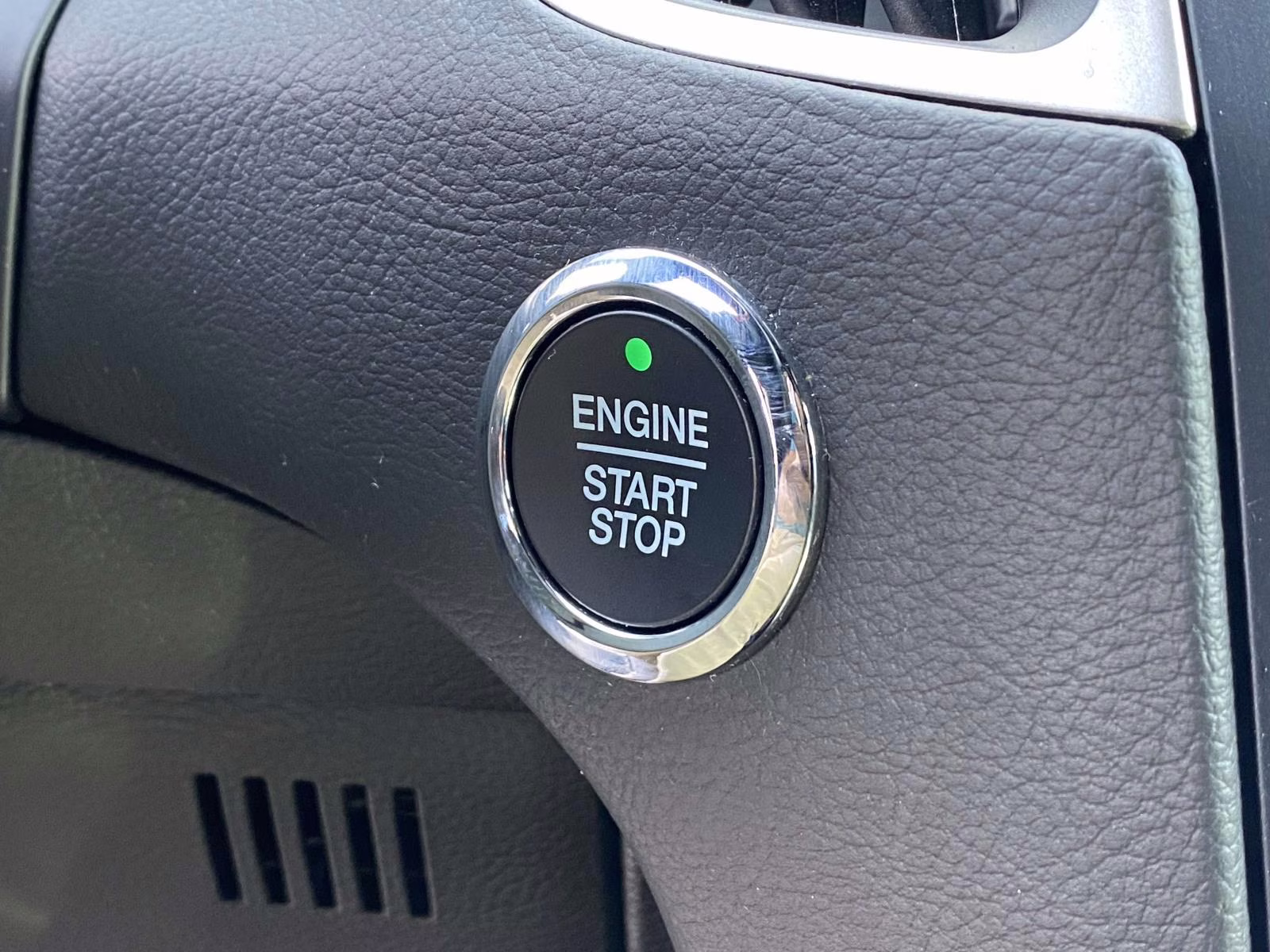 2022 Star White Metallic Tri-Coat Ford Edge ST Line AWD SUV