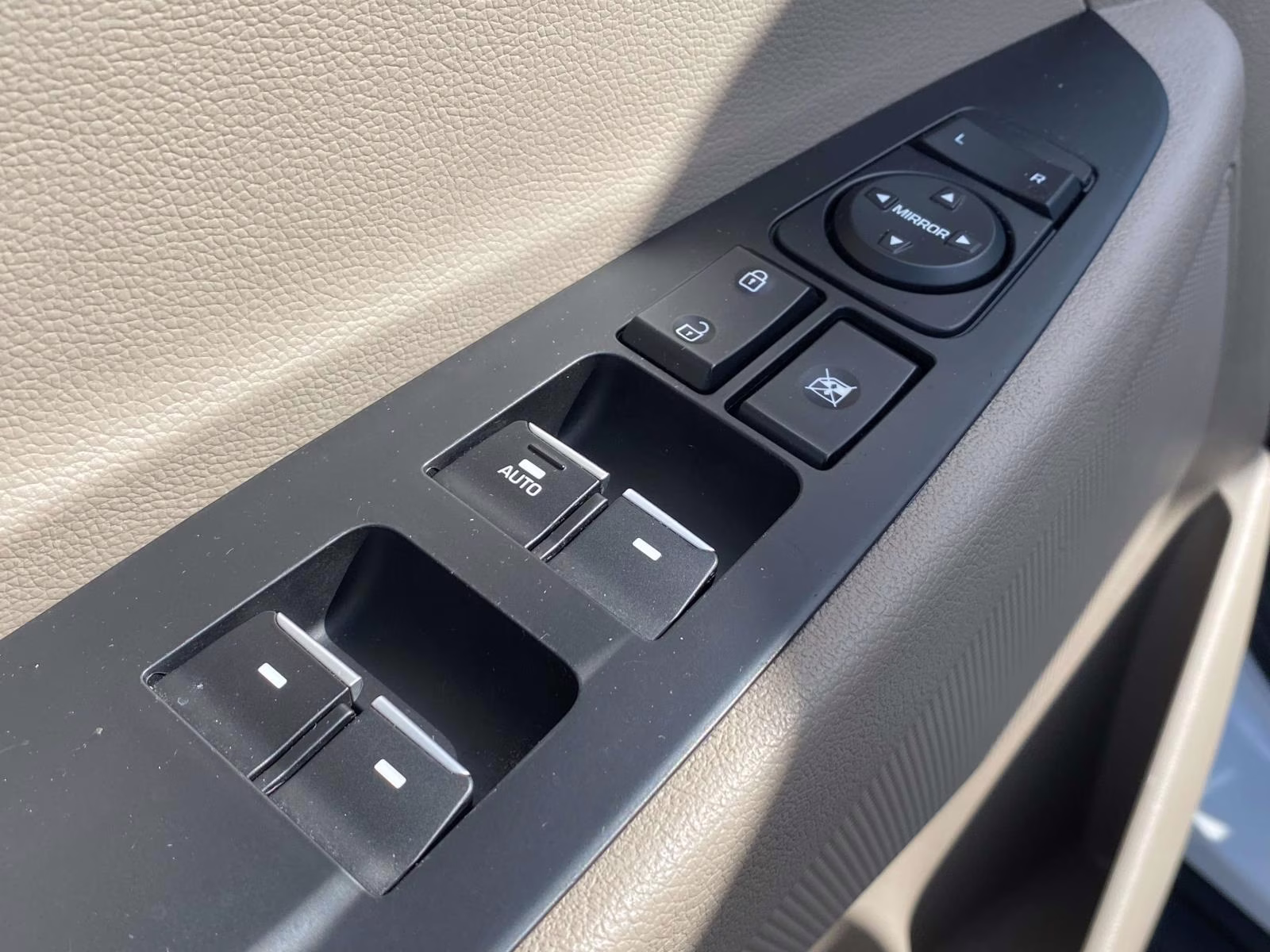 2019 Dazzling White Hyundai Tucson Ultimate FWD SUV