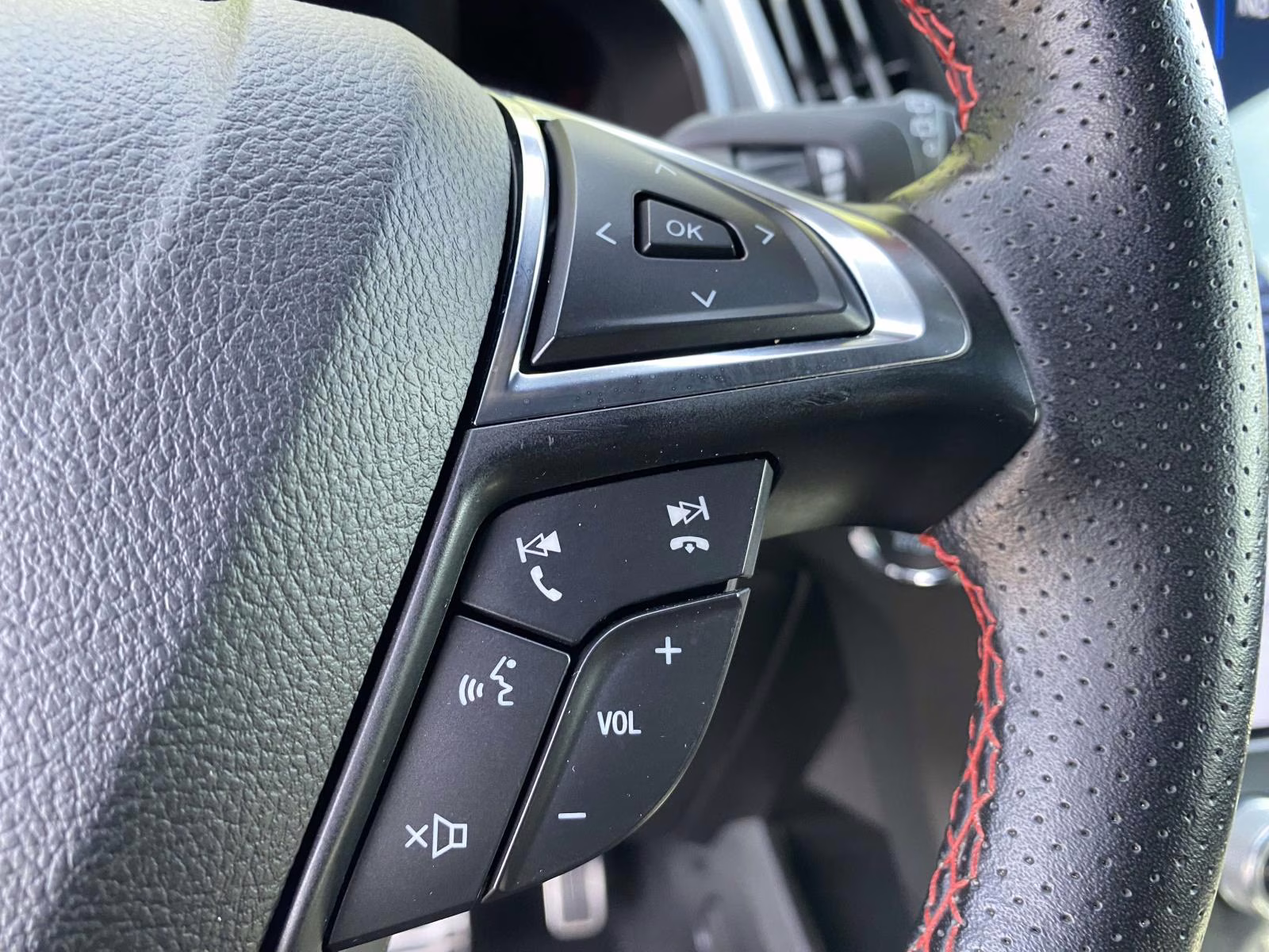 2022 Star White Metallic Tri-Coat Ford Edge ST Line AWD SUV