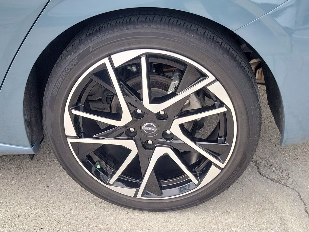 2024 Atlantic Gray Metallic/Super Black Nissan Sentra SR FWD Sedan