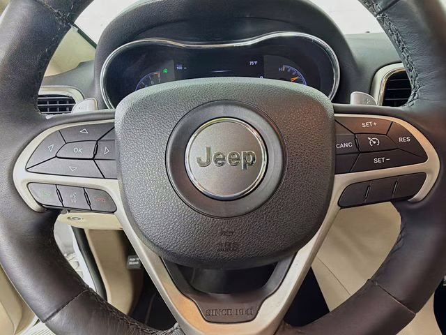 2017 Bright White Clearcoat Jeep Grand Cherokee Limited RWD SUV