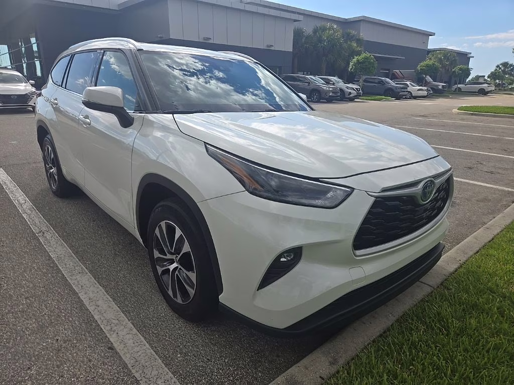 2021 Blizzard Pearl Toyota Highlander Hybrid XLE FWD SUV