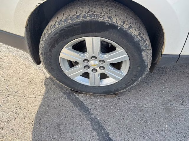 2012 White Diamond Tricoat Chevrolet Traverse 2LT AWD SUV