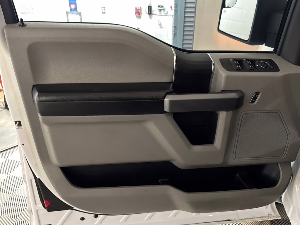 2018 Oxford White Ford F-150 XLT 4X4 Truck