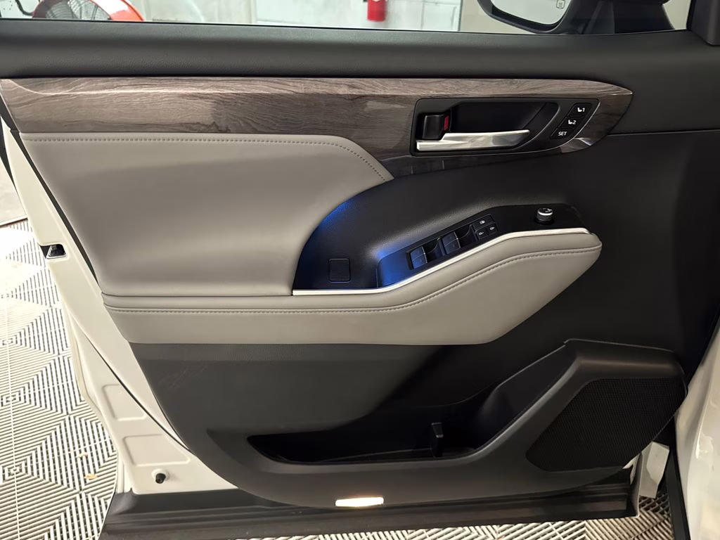 2022 Wind Chill Pearl Toyota Highlander Platinum AWD SUV