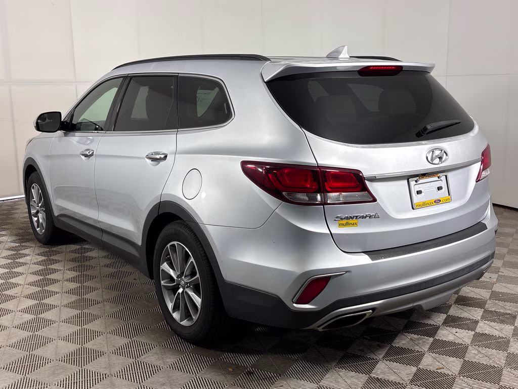 2017 Circuit Silver Hyundai Santa Fe SE FWD SUV