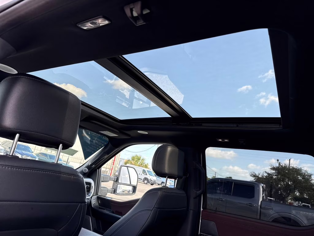 2021 Oxford White Ford F-150 Lariat 4X4 Truck