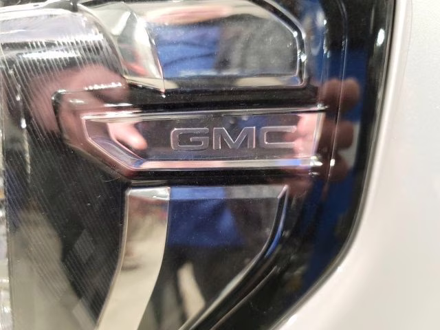 2021 White Frost Tricoat GMC Yukon Denali 4X4 SUV