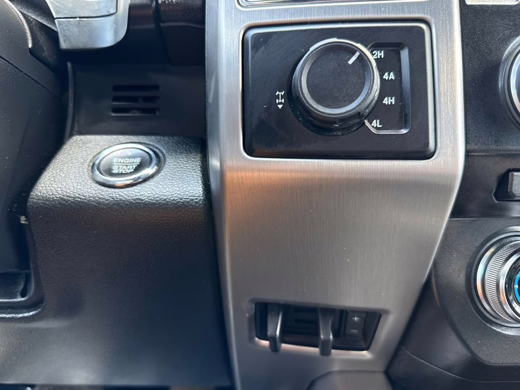 2015 White Platinum Metallic Tri-Coat Ford F-150 Platinum 4X4 Truck