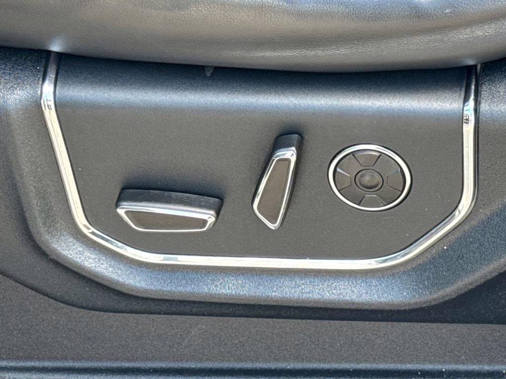 2015 White Platinum Metallic Tri-Coat Ford F-150 Platinum 4X4 Truck