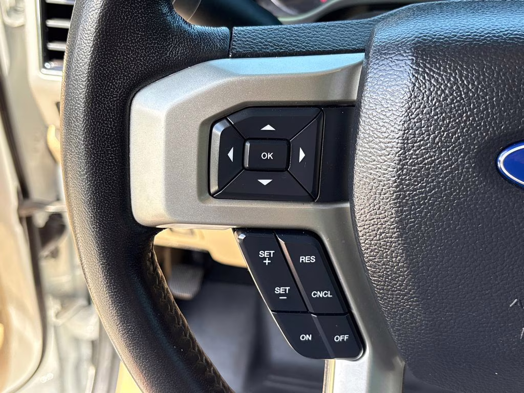 2021 White Metallic Ford Super Duty F-350 SRW Lariat 4X4 Truck